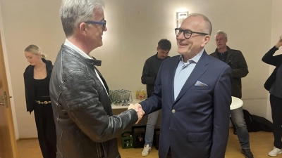 Der scheidende Amtsinhaber Patrick Ruh (links) gratuliert Dr. Ulrich Grünwald zum Sieg. (Foto: Irmeli Pohl)