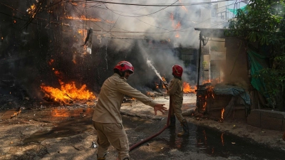 Bei einem Brand eines Gebäudes sind in Neu-Delhi zahlreiche Menschen gestorben. (Foto: Manish Swarup/AP/dpa)