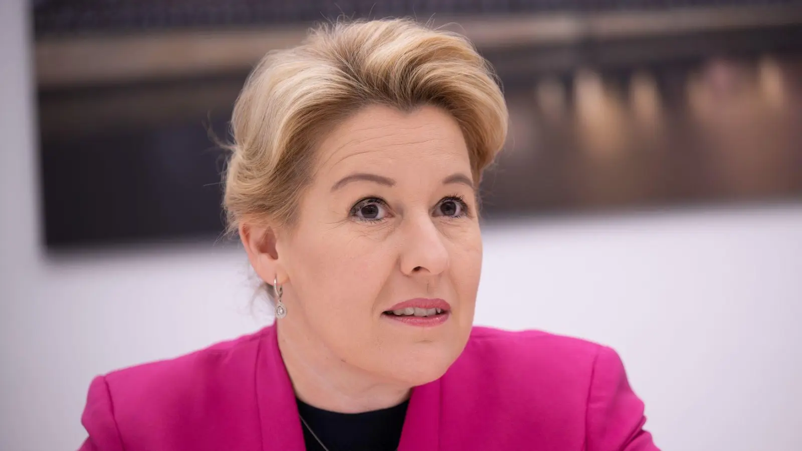 Berlins Wirtschaftssenatorin Franziska Giffey: „Werden nicht trotz, sondern wegen Klimaschutz wirtschaftlich erfolgreich sein.“ (Foto: Sebastian Christoph Gollnow/dpa)