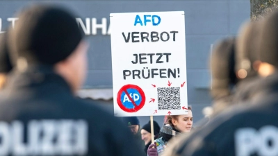 Demonstranten stehen in Greding der Polizei gegenüber. (Foto: Stefan Puchner/dpa)