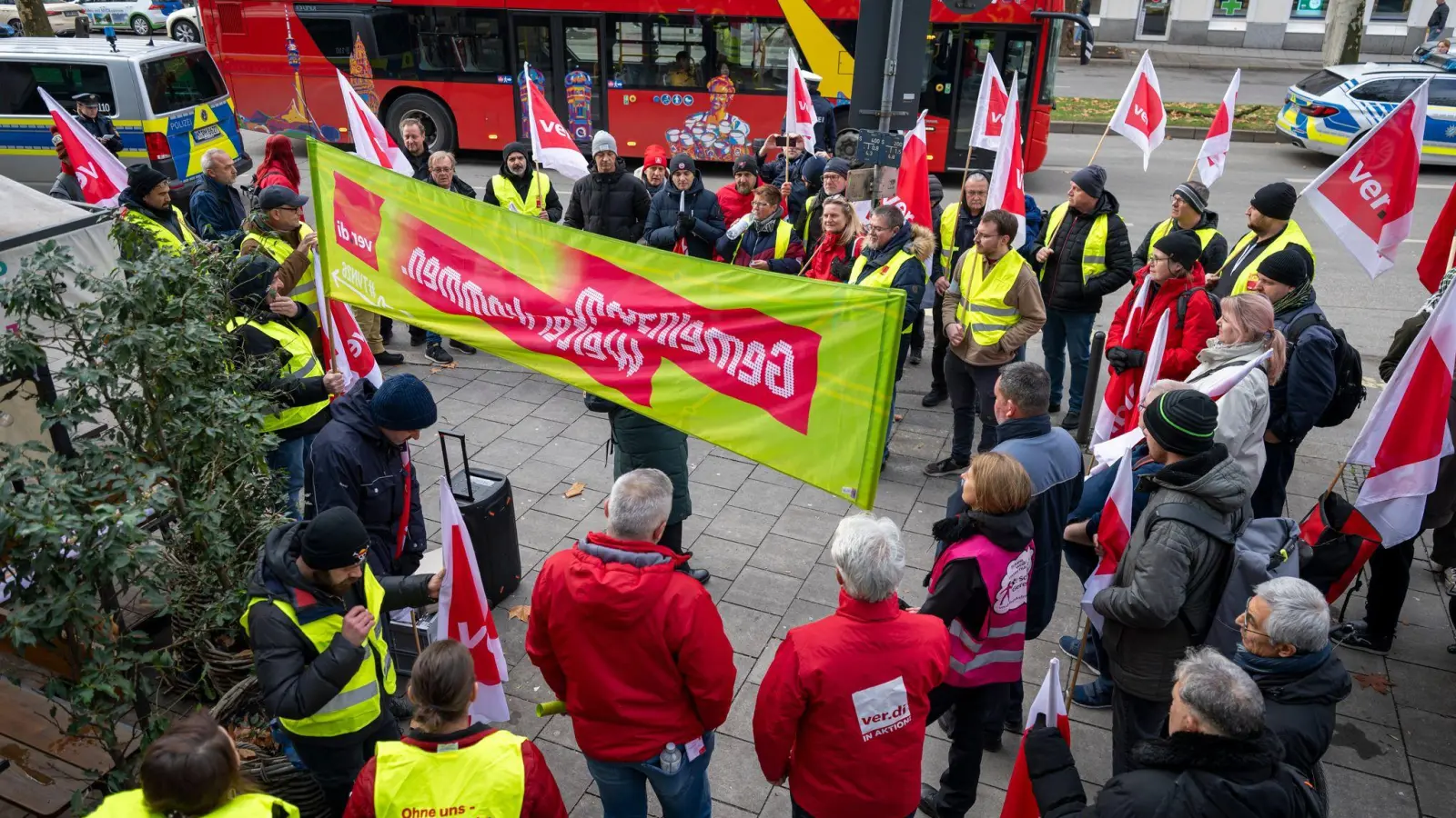 Verdi hat seine Forderungen für die Tarifverhandlungen im bayerischen Nahverkehr übergeben. (Foto: Peter Kneffel/dpa)