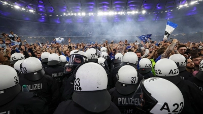 Stoßen immer wieder beim Fußball aufeinander: Polizei und Fußballfans (Foto: Christian Charisius/dpa)