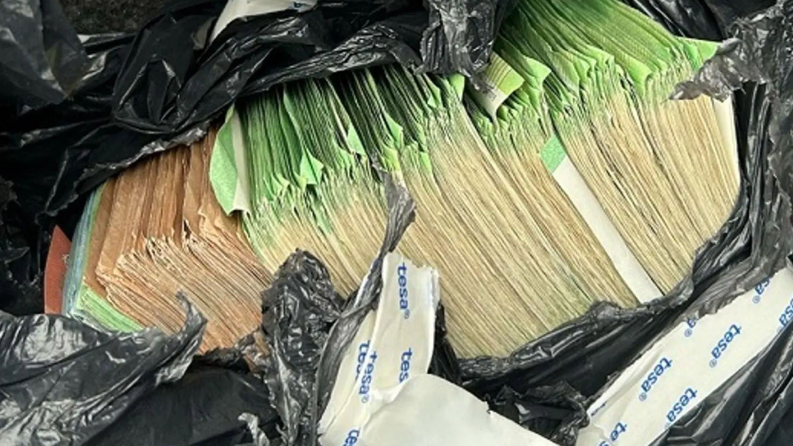 Gegen den Mann wird nun wegen Geldwäsche ermittelt. (Symbolbild) (Foto: -/Hauptzollamt Landshut/dpa)