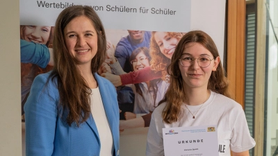 Das Kultusministerium, vertreten durch Dr. Maria-Anna Oberlinner, überreichte der Bomhard-Schülerin Koreana Spieth die Urkunde für ihre erfolgreiche Ausbildung zur Wertebotschafterin. (Foto: Philipp Specht)