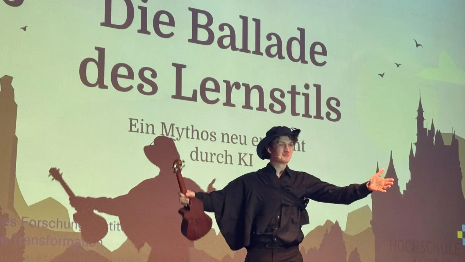 Dr. Nick Naujoks-Schober vermittelte seine Erkenntnisse über Lernstile mit Ukulele und Gesang. Damit überzeugte er das Publikum und gewann den ersten Science Slam in Ansbach..  (Foto: Philipp Warausch)