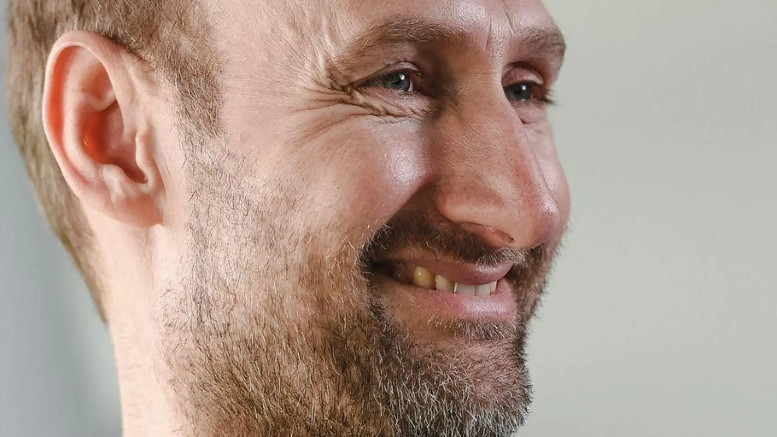 Bayerns Nachwuchschef Jochen Sauer freut sich über die Vertragsverlängerung von Osmani. (Archivbild) (Foto: Andreas Gebert/dpa)