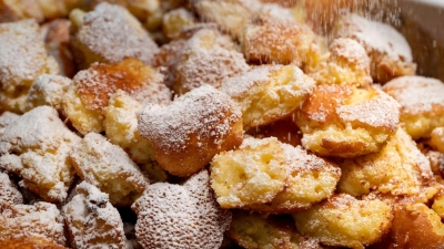 Immer etwas mehr Eiweiß als Eigelb kommt in die Masse für den Kaiserschmarrn. Nach dem Ausbacken kommt er zudem noch in den Ofen.  (Foto: Nico Tapia/dpa-tmn)