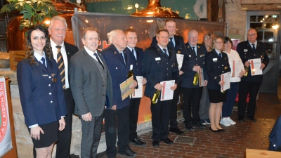 Zahlreiche langjährige Mitglieder des Feuerwehrvereins wurden von der Vorsitzenden Sandra Baum, Bürgermeister Klaus Meier und Landratsstellvertreter Hans Herold (von links) ausgezeichnet – nicht alle waren anwesend.  (Foto: Patrick Lauer)