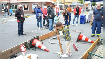 Sebastian nahm beim Parcours des Technischen Hilfswerks teil und schaffte es, den Ball bis ins Ziel - die Schaufel eines Radladers zu bugsieren. (Foto: Christa Frühwald)