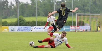 Abflug: Der FC Dombühl mit Thore Beck (am Boden) spielt sich für die Relegation ein. Losaurach (oben Daniel Eckert) hat zum Abschluss ein Heimspiel. (Foto: Martin Rügner)