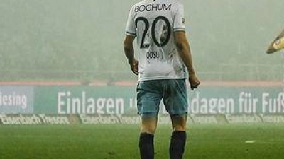 Das Spiel von Hannover 96 gegen den VfL Bochum ist wegen Rauch im Stadion unterbrochen. (Foto: Swen Pförtner/dpa)