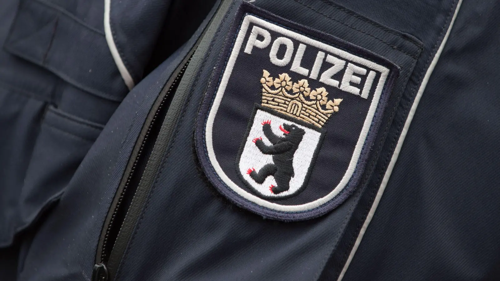 Das Wappen der Berliner Polizei an einer Polizeijacke. (Foto: Tim Brakemeier/dpa)