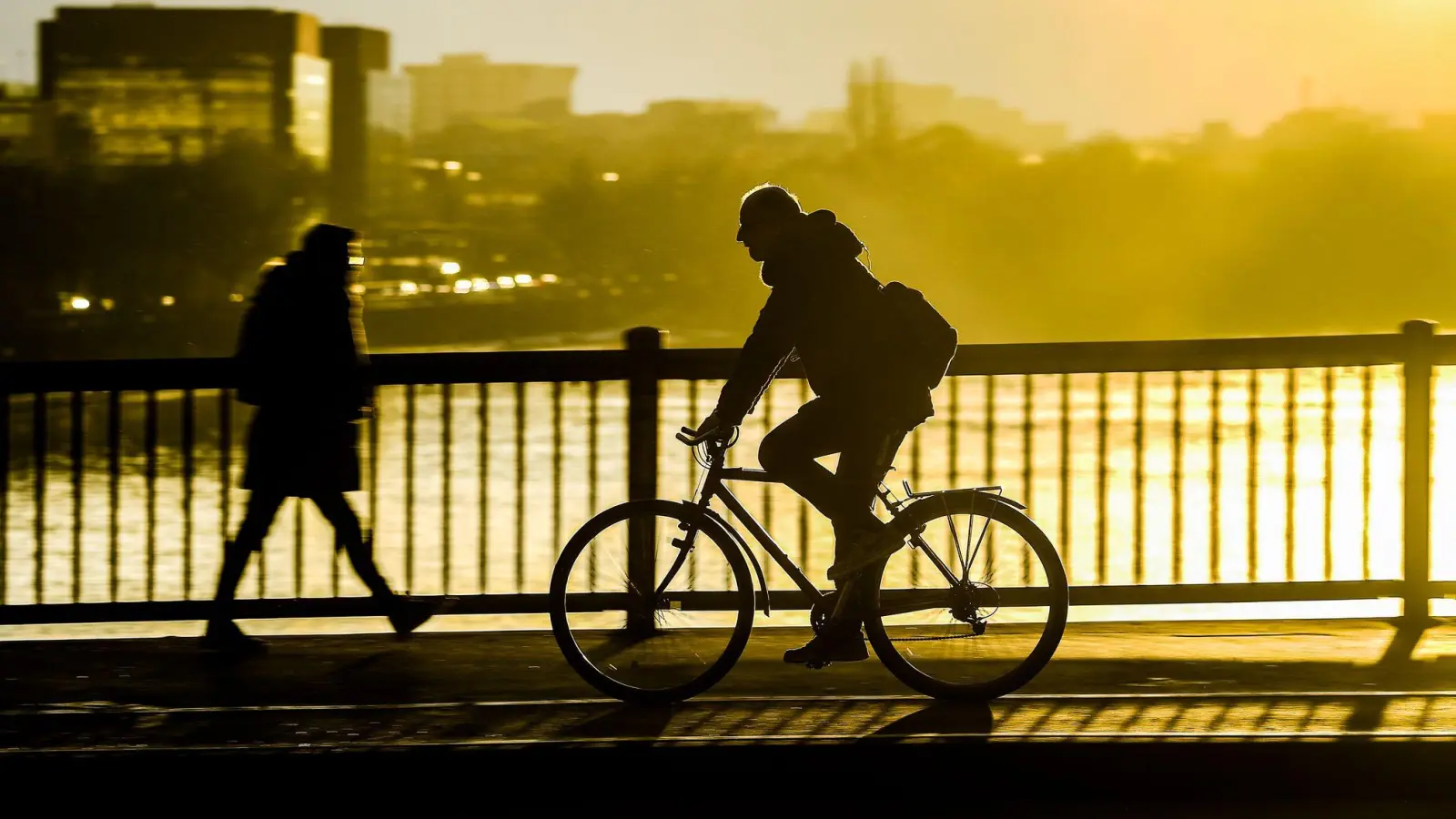 Überfrierende Nässe kann besonders auf dem Fahrrad zur rutschigen Gefahr werden. Wer auf dem Arbeitsweg stürzt, kann unter Umständen steuerlich profitieren. (Foto: Andreas Arnold/dpa-tmn)