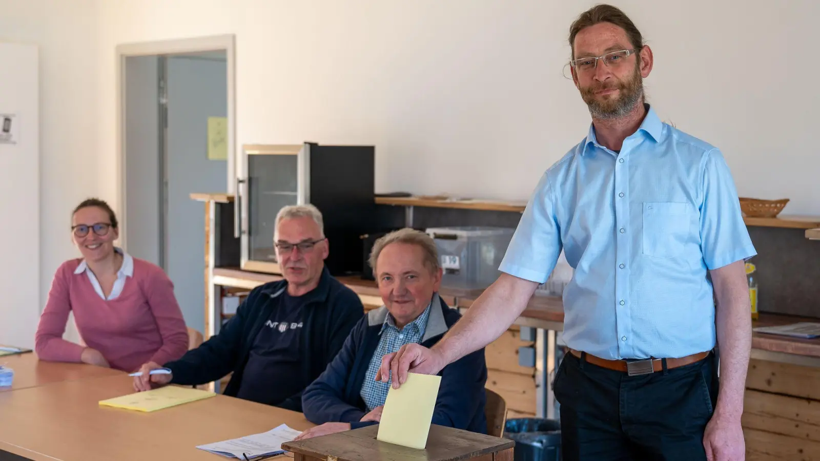 Unter den Augen der Wahlhelfer warf Herausforderer Rainer Bullmer seinen Stimmzettel in die Urne. Nach der Auszählung am Abend durfte er sich dann über das Ergebnis freuen. (Foto: Mirko Fryska)
