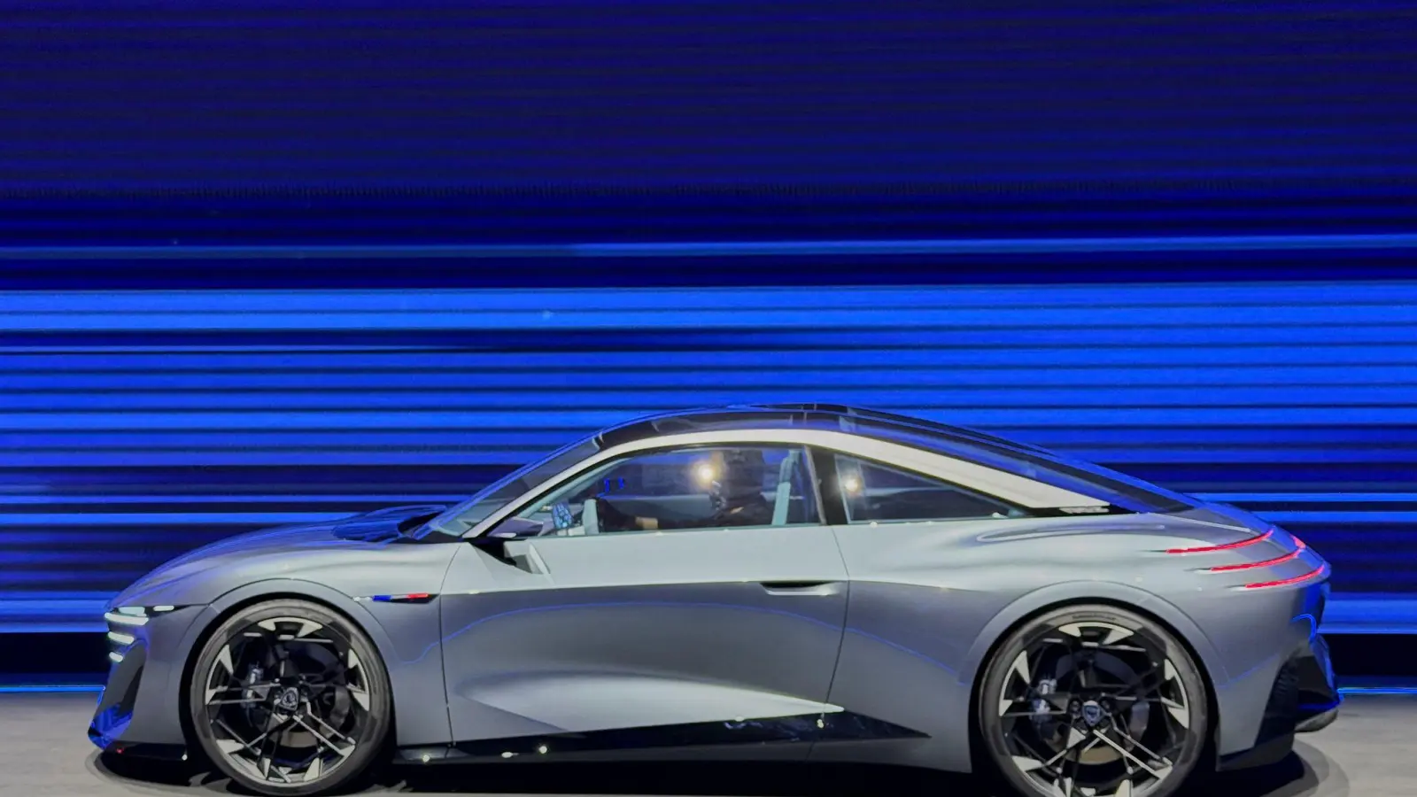 Offensichtlich ist Retro bei einigen Herstellern voll im Trend: Auch Peugeot zitiert mit dem Technologieträger RCZ ein bekanntes Modell der Marke gleichen Namens. (Foto: Thomas Geiger/dpa-tmn)