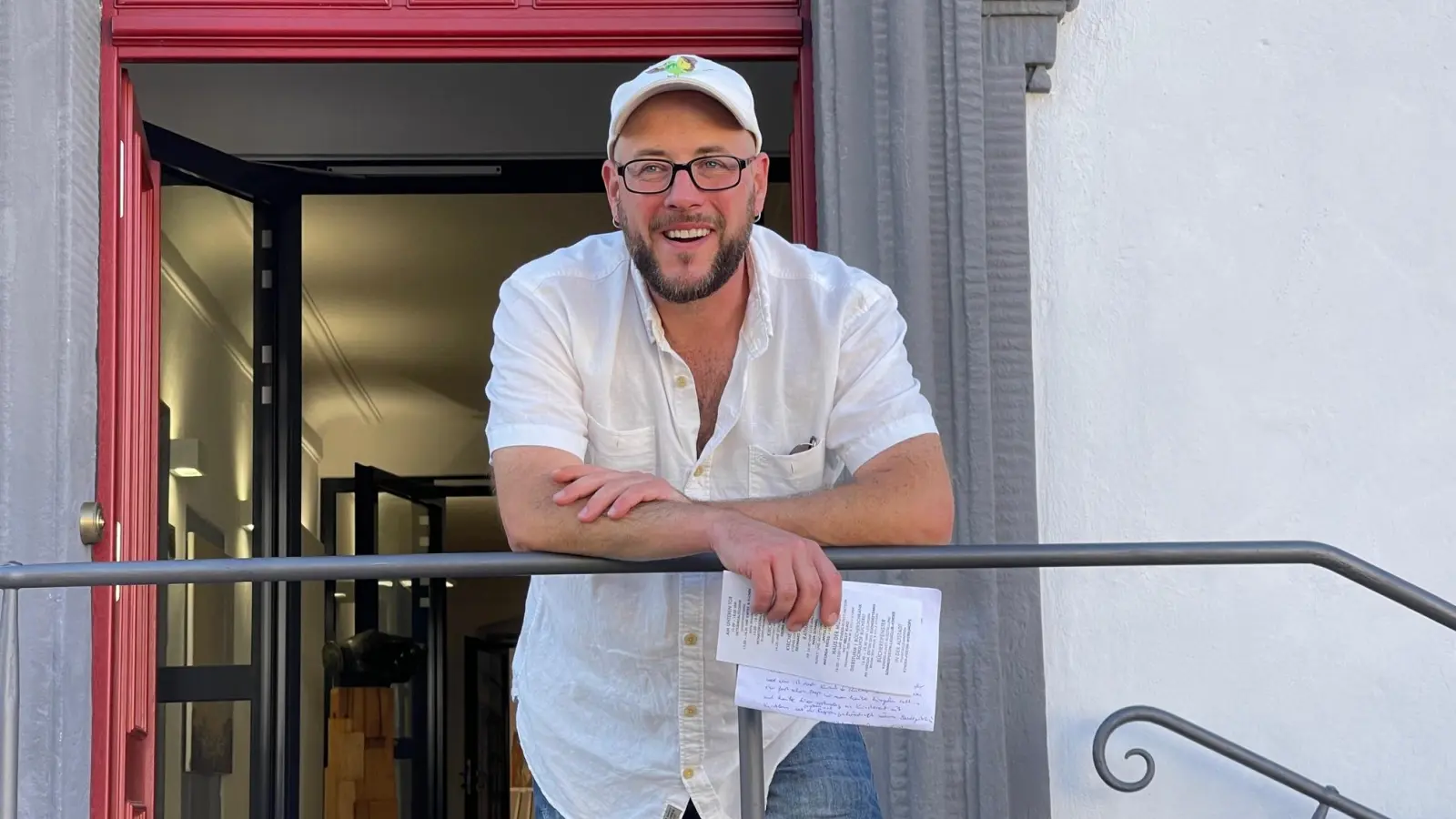 Organisator Johannes Vetter bei der Vernissage zu den ersten Ornbauer Kunsttagen. Ihm ist es ein Anliegen, dass Künstler in den Regionen, aus denen sie kommen, etwas anschieben. Und das hat er in Ornbau umgesetzt. (Foto: Lara Hausleitner)