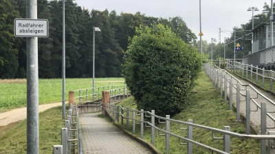 Im Bereich dieser Stelle im S-Bahnhof Petersaurach kommt es immer wieder zu gefährlichen Begegnungen zwischen Radlern und Pendlern. Dabei ist die bestehende Regelung eindeutig. (Foto: Florian Pöhlmann)