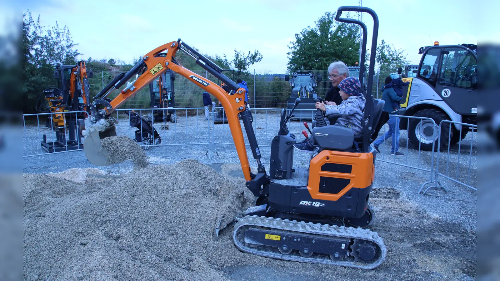 So geht Baggern: Der kleine Simon Ortenreiter hat bei der Messe gezeigt, dass er so eine Baumaschine voll im Griff hat. (Foto: Robert Maurer)