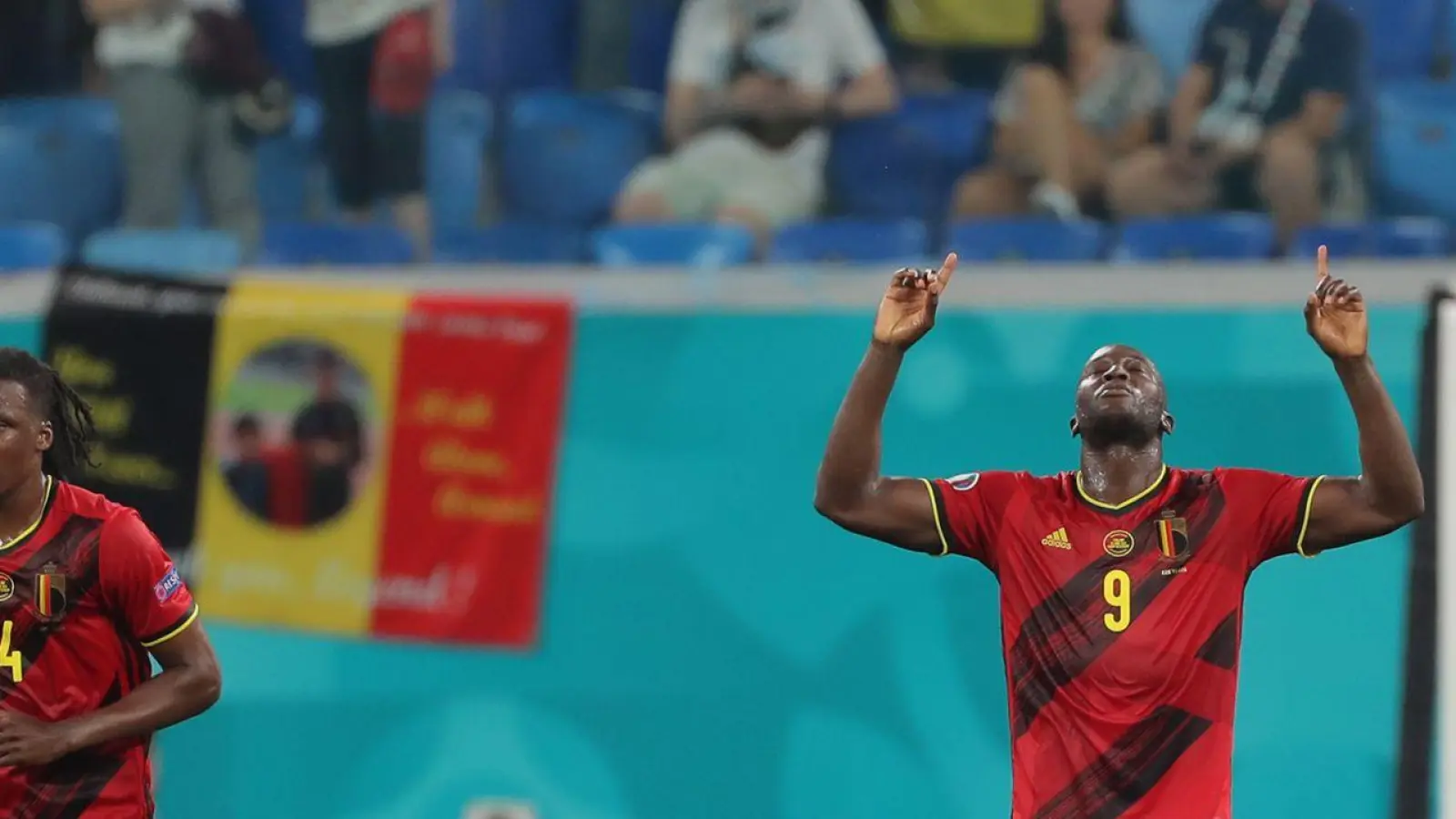 Belgiens Romelu Lukaku (r) feiert das 2:0 gegen Finnland. (Foto: Igor Russak/dpa)