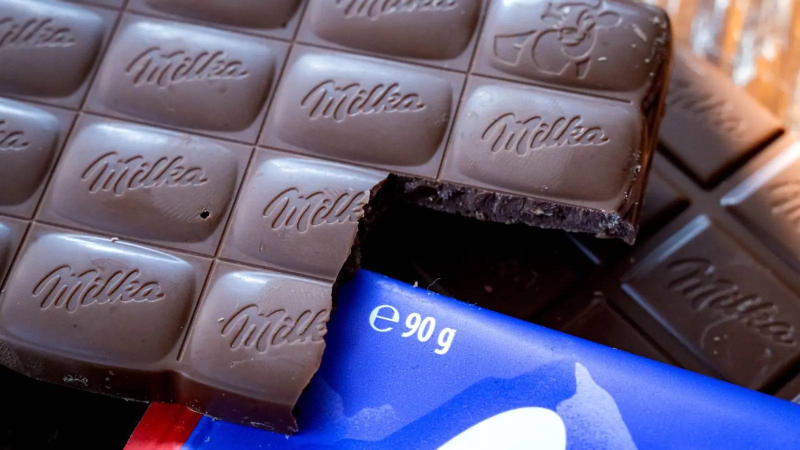 Einige Milka-Tafeln wiegen nur noch 90 statt 100 Gramm.  (Foto: Sina Schuldt/dpa)