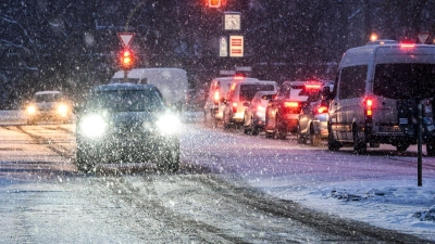 Bitte vorsichtig fahren: Der Deutsche Wetterdienst warnt vor starkem Schneefall und Schneeverwehungen. (Foto: Jens Kalaene/dpa)