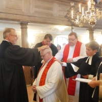 Dekan Ivo Huber (links) legte dem Scheinfelder Pfarrer Martin Fromm bei der Einführung in dessen neues Amt die Hand aufs Haupt. (Foto: Martina Hinkelmann)
