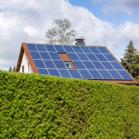 PV-Anlagen können sich auch bei Installation ab dem 1. Januar 2027 noch lohnen - insbesondere dann, wenn ein Großteil des produzierten Stroms selbst verbraucht wird. (Foto: Jan Woitas/dpa/dpa-tmn)