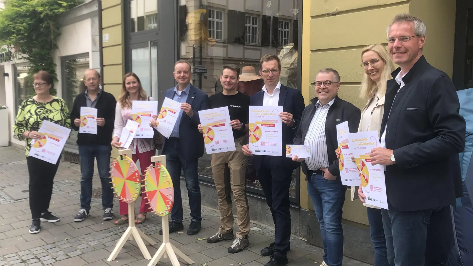 Alle dabei: Heidi Schmidt (Schuhteam Bachplatz), Gerhard Herrmann (Lebenshilfe), Sabrina Dreßler (Schwanen-Werk), OB Thomas Deffner, Andreas Schmidt (Mountain-Sports), Wirtschaftsförderer Christoph Albrecht, IHK-Vize Horst Maußner, Eva Fröhlich (Wirtschaftsförderung) und Moderator Gregor Heilmaier. (Foto: Florian Pöhlmann)