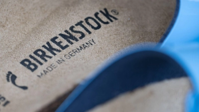 Birkenstock mit Hauptsitz in Linz am Rhein in Rheinland-Pfalz war im Oktober in New York an die Börse gegangen. (Foto: Sebastian Gollnow/dpa)