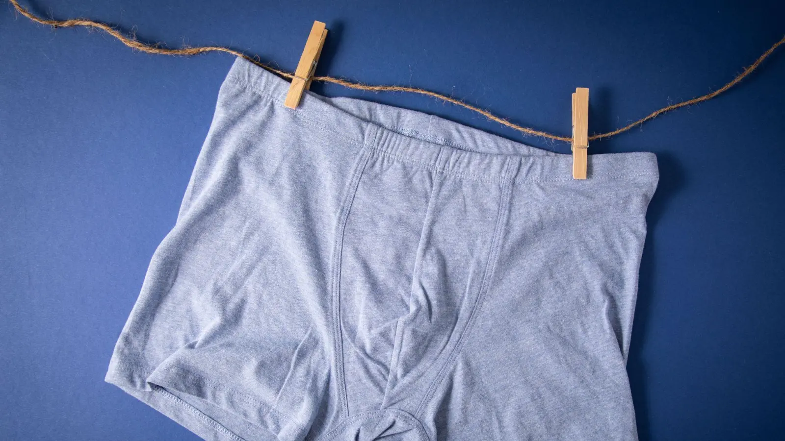 Kleinen Knoten am Hoden ertastet? Dann gilt: ärztlich abklären lassen. (Foto: Christin Klose/dpa-tmn)