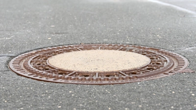 Einen Kanaldeckel hat ein Unbekannter in Marktbergel entfernt. Das wurde glücklicherweise bemerkt, bevor etwas passieren konnte. (Symbolbild: Luca Paul)
