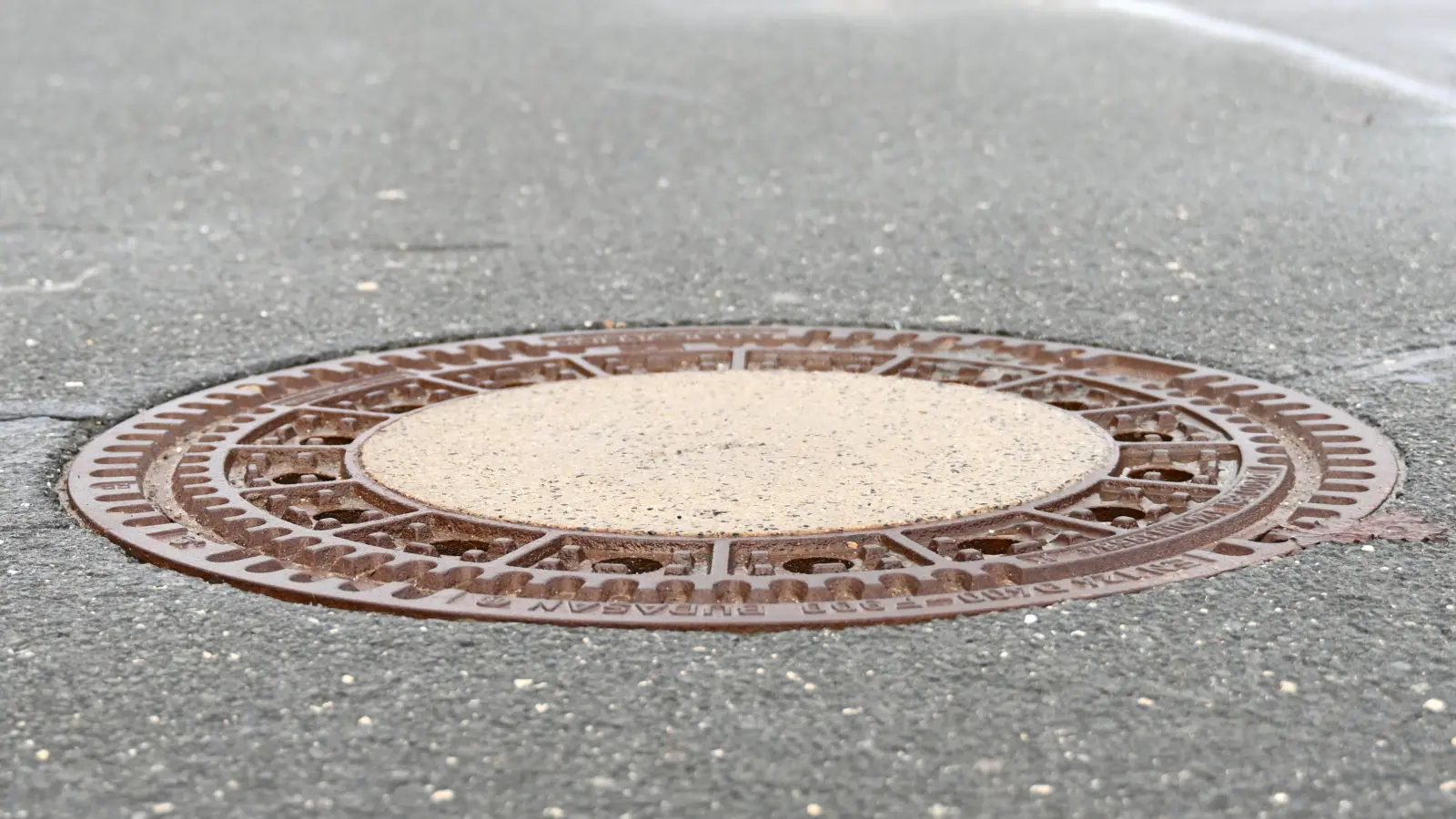 Einen Kanaldeckel hat ein Unbekannter in Marktbergel entfernt. Das wurde glücklicherweise bemerkt, bevor etwas passieren konnte. (Symbolbild: Luca Paul)