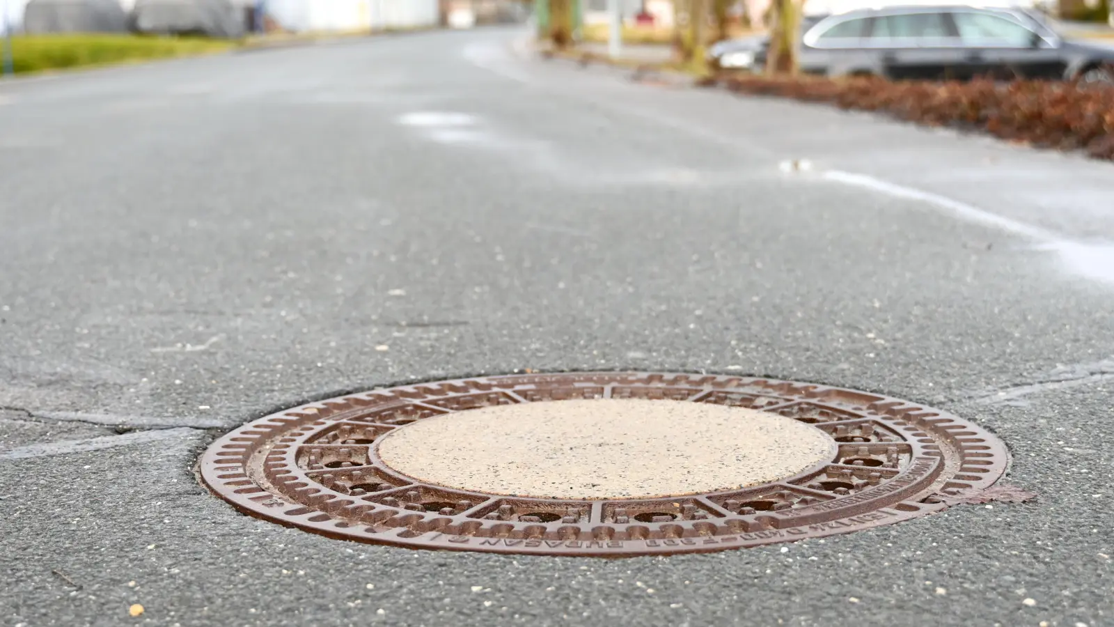 Jugendliche in Neustadt/Aisch hoben auch einen Gullideckel aus. (Symbolbild: Luca Paul)