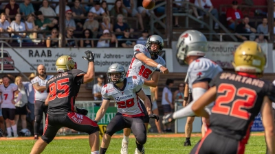 Der deutsche Quarterback Julius Stender (Nummer 18) absolvierte sein erstes komplettes Spiel für die Knights. (Foto: Jürgen Lüdtke)