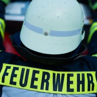 Auch ein Feuerwehrmann wurde bei den Löscharbeiten leicht verletzt. (Symbolbild) (Foto: Rolf Vennenbernd/dpa)