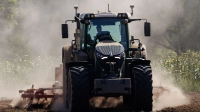 Ein Traktor ist bei einem Ausweichmanöver umgekippt und sein Fahrer leicht verletzt worden. (Symbolbild) (Foto: Daniel Karmann/dpa)