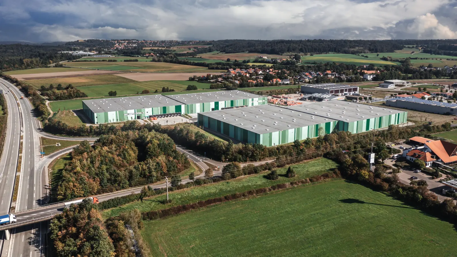 Die beiden großen Lagerkomplexe stehen in Wörnitz direkt neben der Anschlussstelle zur Autobahn A7. Die nutzbare Gesamtfläche der Hallen bewegt sich bei 40.000 Quadratmetern. (Foto: Haier Germany)