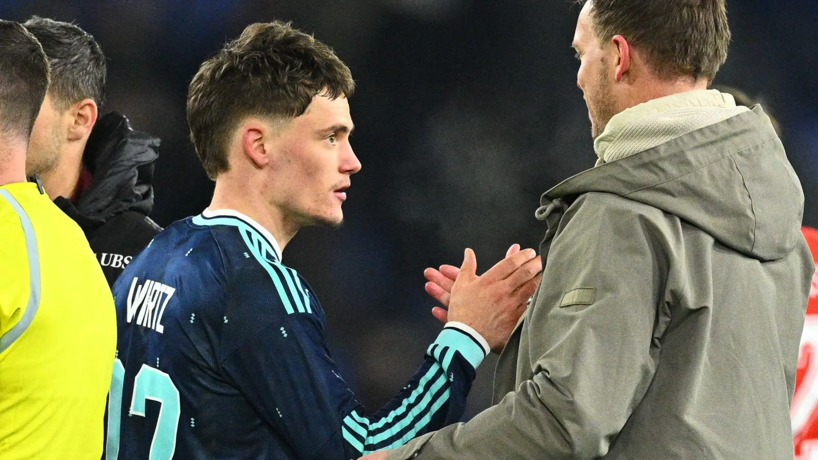 Julian Nagelsmann bedankt sich nach dem Sieg bei Matchwinner Florian Wirtz (Foto: Tom Weller/dpa)