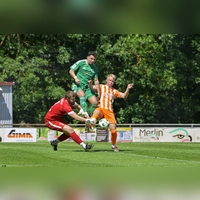 Abwehrbereit: Die Herrieder Nico Brinschwitz (links) und Teamkollege Maximilian Bog (rechts) bremsen den Vorwärtsdrang von Patrick Kroiß (Ansbach). (Foto: Martin Rügner)