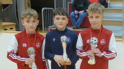 Sonderpreise gingen an Felix Düll, Johann Mahler und Joshua Schmidt (von links). (Foto: Rudolf Eder)