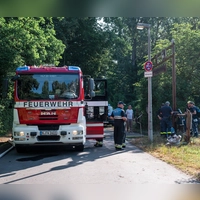 Einsatzkräfte der Feuerwehr überwachen das Areal auch Stunden nach dem Feuer. (Foto: dvo/dpa)
