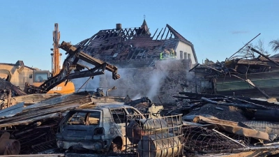 Mehrere Hofgebäude standen in Flammen, der Schaden ist immens. (Foto: Stefan Wintermeier/zema-medien.de/dpa)