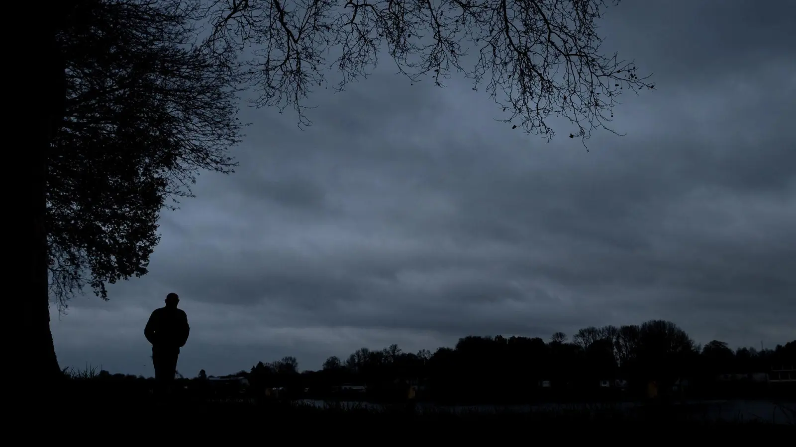 Nur noch graue Wolken? Im Alter leiden viele Menschen - auch unbewusst - unter Depressionen. (Foto: Sina Schuldt/dpa/dpa-tmn)