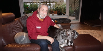 Lothar Stanke, hier mit Dogge Odin, ist seit 2012 Vorsitzender der DLRG. (Foto: Andrea Walke)