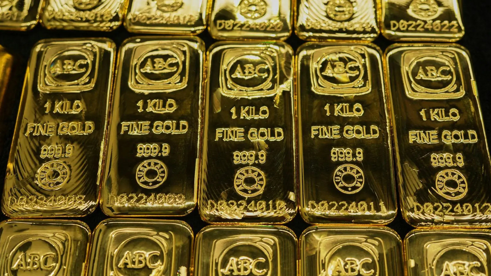 Der Goldpreis ist auf mehr als 4.400 US-Dollar gestiegen. (Foto: Mark Baker/AP/dpa)