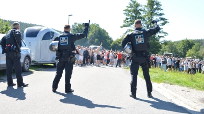 Mit erhobenen Knüppeln versuchten Polizisten die „Haider” einzuschüchtern. (Foto: Johannes Zimmermann)