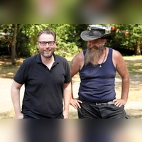 Der Aufbau liegt in den letzten Zügen, die Stimmung ist gut: Festivalsprecher Florian Zoll (links) und Bauteam-Leiter Jochen Volkert sind seit Jahren beim Taubertal-Festival dabei und sehen der Veranstaltung entspannt und mit Vorfreude entgegen. (Foto: Simone Hedler)