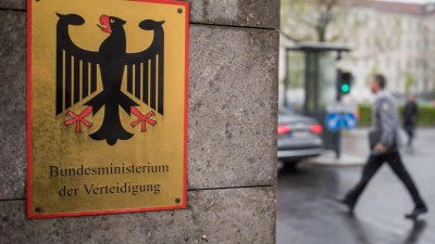 Männer, die länger ins Ausland wollen, müssen sich bei der Bundeswehr abmelden. (Archivbild) (Foto: Michael Kappeler/dpa)