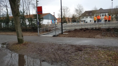 Der Trampelpfad, den viele Fahrgäste als Abkürzung am nördlichen Bahngleis im Kurpark nutzen, soll befestigt und damit auch bei Regenwetter gut begehbar gemacht werden. (Foto: Katrin Merklein)