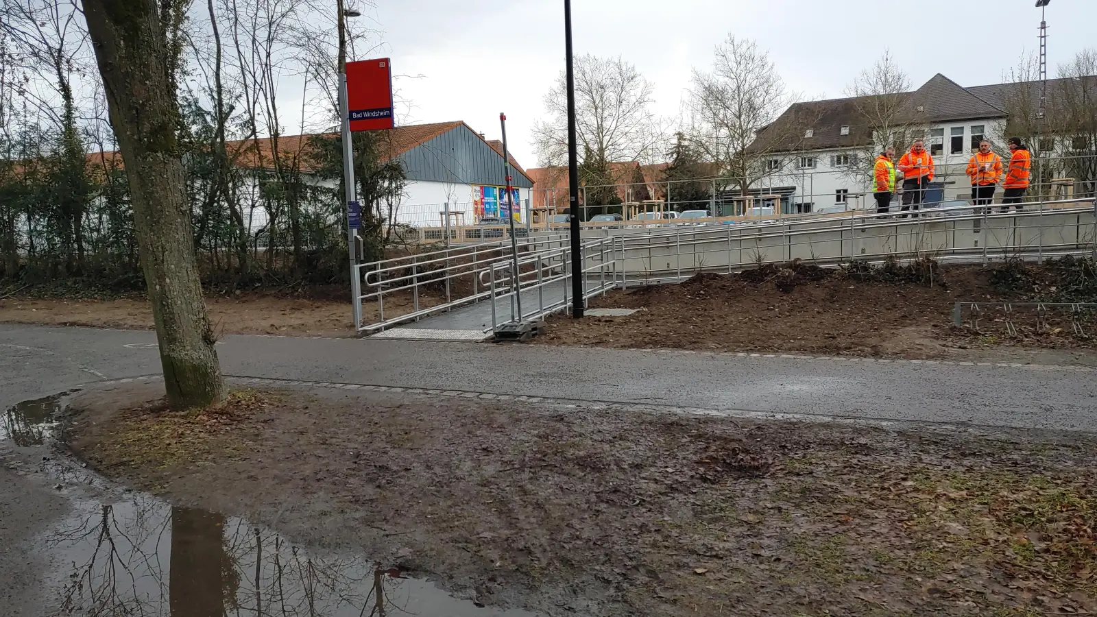 Der Trampelpfad, den viele Fahrgäste als Abkürzung am nördlichen Bahngleis im Kurpark nutzen, soll befestigt und damit auch bei Regenwetter gut begehbar gemacht werden. (Foto: Katrin Merklein)